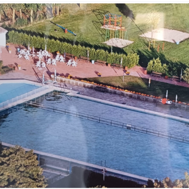 Das Freibad Tangerhütte aus der Vogelperspektive, zu sehen ist der Nichtschwimmer sowie der Schwimmerbereich des großen Beckens